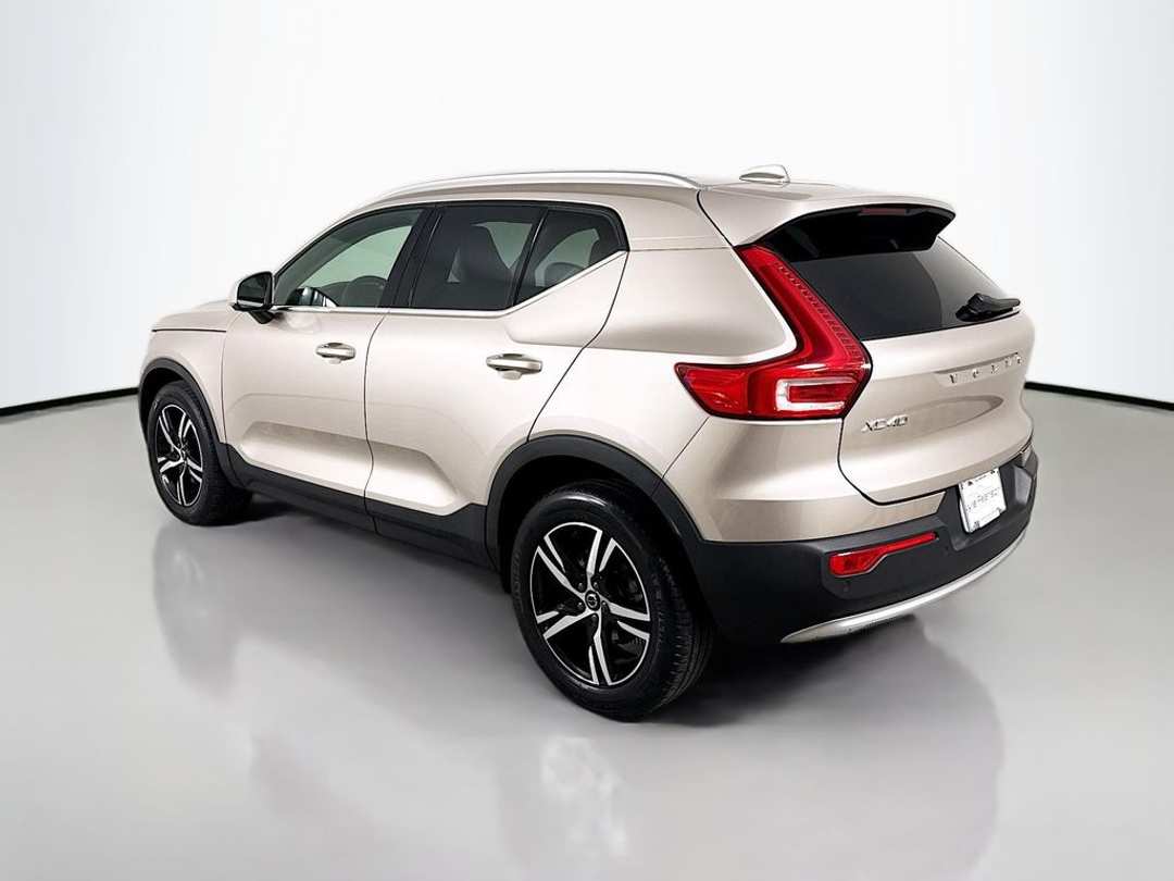 2023 Volvo Xc40 B5 Plus Bright Theme - Image 3