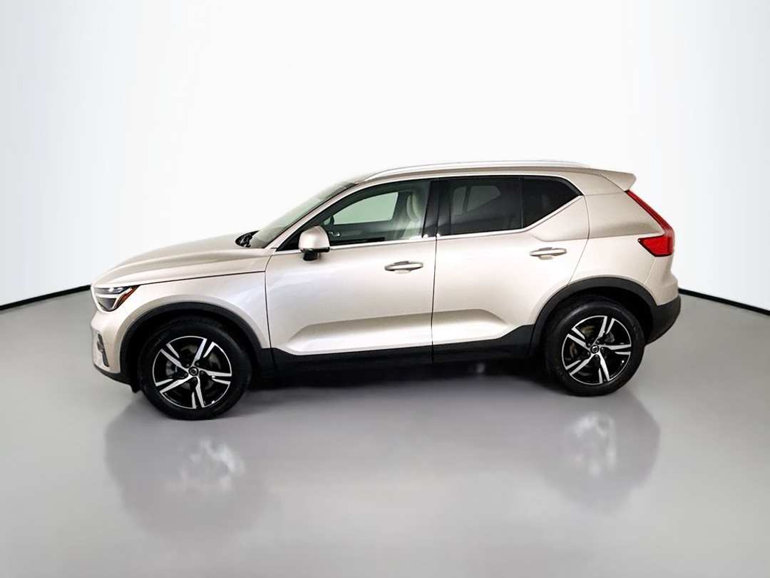 2023 Volvo Xc40 B5 Plus Bright Theme - Image 2