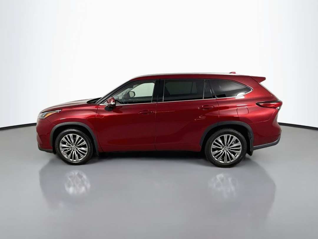 2022 Toyota Highlander Platinum - Image 2