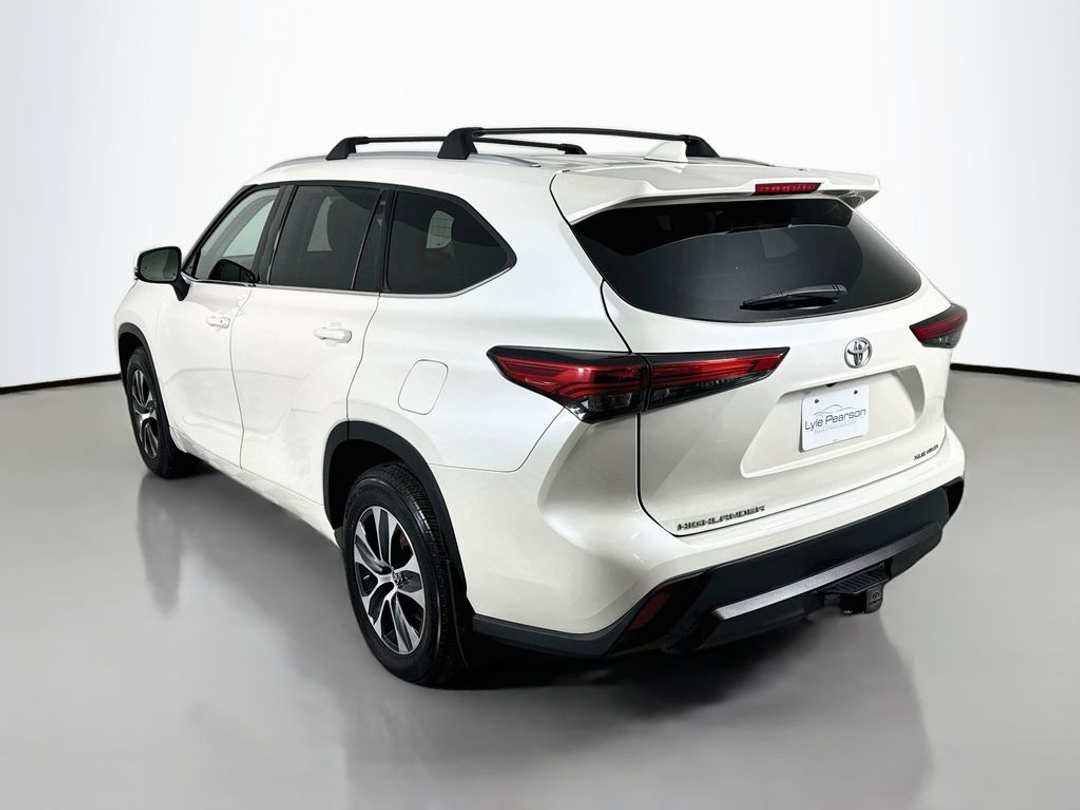 2021 Toyota Highlander XLE - Image 3