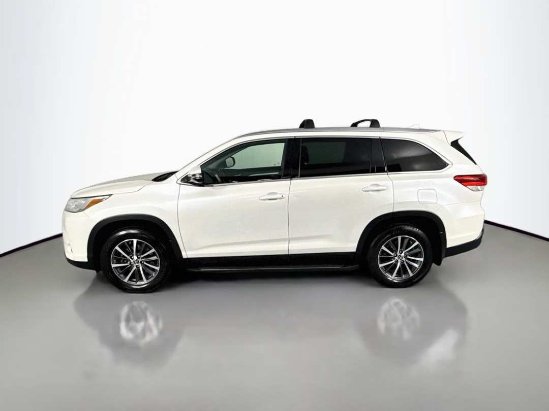 2019 Toyota Highlander XLE - Image 2