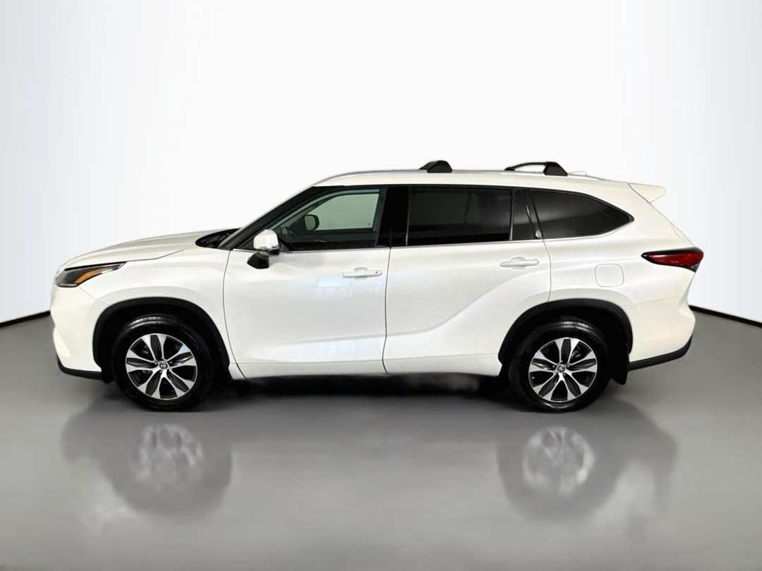 2021 Toyota Highlander XLE - Image 2
