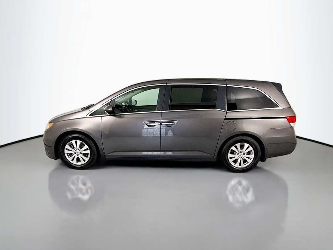 2016 Honda Odyssey SE - Image 2